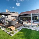 Western Premier Le Chapitre And