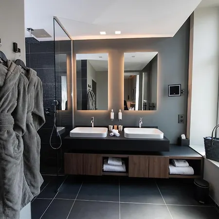 Western Premier Le Chapitre And