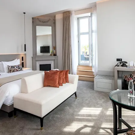 Western Premier Le Chapitre And