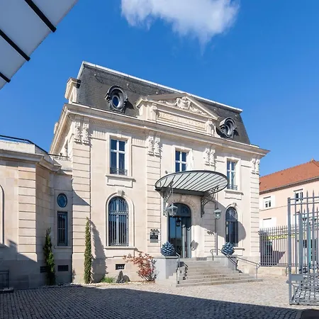 Western Premier Le Chapitre And